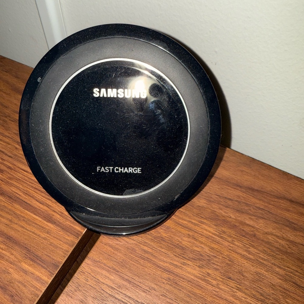 Fast Wireless Charger - Picture 2 of 4